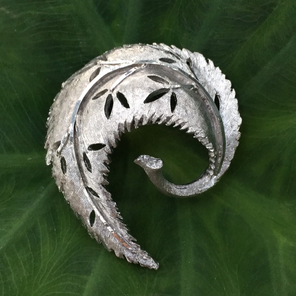 B.S.K. Vintage Silvertone Pin Diamond Cut Leaf - Picture 5 of 12